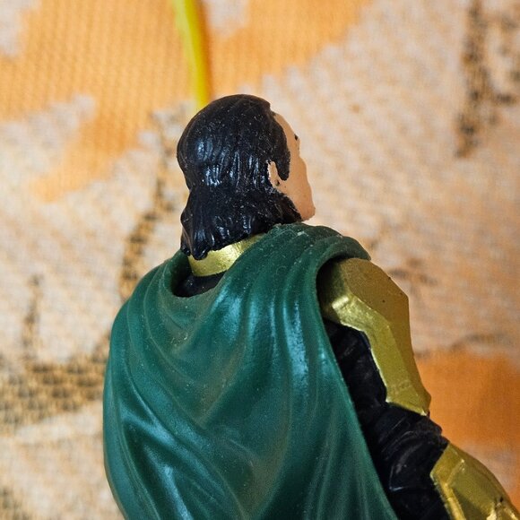 Marvel Avengers Loki 4" Action Figure with Sceptor & Helmet Loose Hasbro Staff - Picture 7 of 7